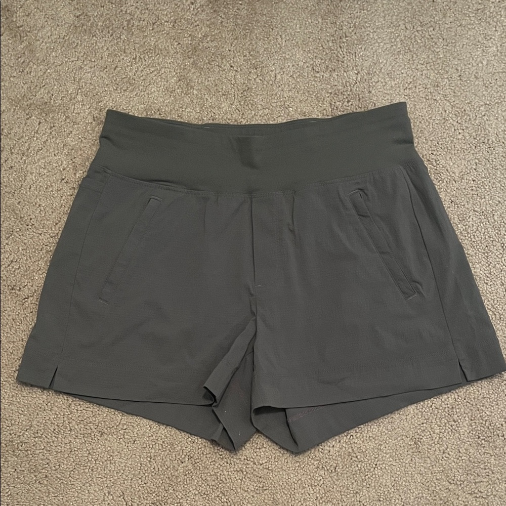 Athleta women’s high waisted Trekkie North Short in Olive Green